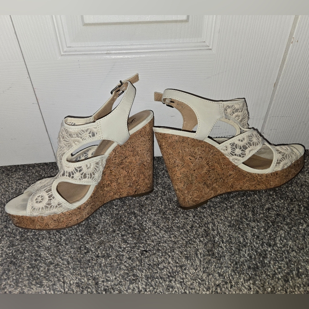 Lucky Brand Ivory Crochet Lace Wedge Sandals Shoes, Size9, Excellent Condition - Picture 5 of 7